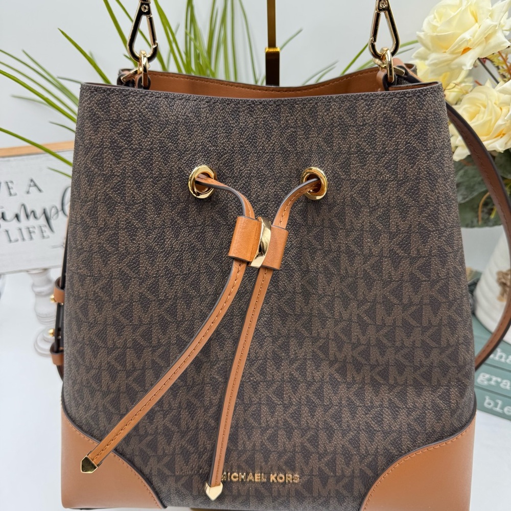 Michael Kors Mercer Gallery Medium Logo Shoulder Bag in Brown Pale Peanut